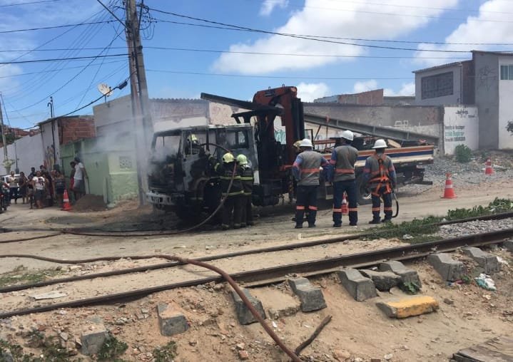 Veja O V Deo Cinco Carros Da Enel S O Incendiados Em Dia De Ataques