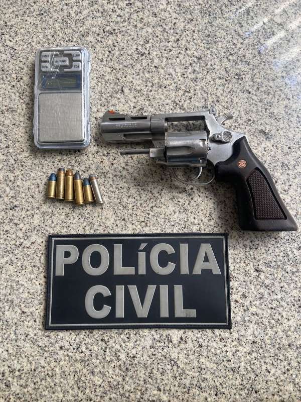 PC CE Prende Homem Arma De Fogo Durante Cumprimento De Mandados Em