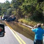 Caminhão tomba e motorista morre preso às ferragens. PLANTÃO POLICIAL
