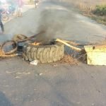 Manifestantes pedem melhoria das vias de acesso ao Loteamento Raquel de Queiroz em Quixadá QUIXADÁ