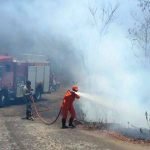 Combate a incêndio na Serra do Estevão passa a contar com 25 brigadistas e 10 bombeiros militares QUIXADÁ