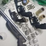 Dupla é presa com quatro armas de fogo e drogas na Região Metropolitana de Fortaleza PLANTÃO POLICIAL