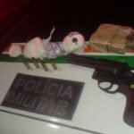 Revólver e drogas são apreendidos pela PM durante patrulhamento no bairro Ancuri. PLANTÃO POLICIAL