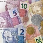 Aluna distribui dinheiro com colegas da escola em Pedra Branca; história repercute nas redes sociais SERTÃO CENTRAL