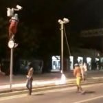 Bandidos gravam o próprio ataque no momento em que destroem fotossensores em avenida de Fortaleza PLANTÃO POLICIAL