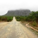 Quadrilha tenta assaltar professora na zona rural de Quixadá; bandidos caem durante abordagem e vítima foge QUIXADÁ