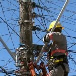 Enel retira fiação irregular de telecomunicação em Quixadá; usuários de internet criticam empresa QUIXADÁ