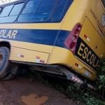 Solonópole-CE: Ônibus escolar tomba na zona rural e por pouco não cai dentro de açude. SERTÃO CENTRAL