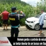 Motorista perde o controle do carro ao desviar de um buraco e cai dentro de um açude em Ibaretama SERTÃO CENTRAL