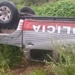 Viatura da Polícia Militar capota na BR-222 em Itapajé PLANTÃO POLICIAL