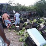 Caminhão que seguia para o Pará carregado com quase 14 toneladas de banana tomba no município de Choró PLANTÃO POLICIAL