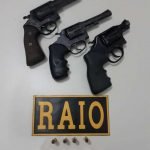 Ação policial resulta em três armas apreendidas e suspeito preso em Cascavel PLANTÃO POLICIAL