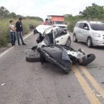Carro parte ao meio após colidir com micro-ônibus na BR 122 em Ibaretama SERTÃO CENTRAL
