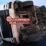 Caminhão tomba na CE 138 em Morada Nova após o motorista tentar desviar de um buraco na pista SERTÃO CENTRAL