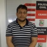 Paulista é preso no Ceará por furtos a caixas eletrônicos em pelo menos quatro estados brasileiros Policiais civis da Delegacia de Roubos e Furtos (DRF) efetuaram a prisão de um paulista, nessa última sexta-feira (24), suspeito de participação em furtos contra caixas eletrônicos, em pelo menos quatro estados brasileiros. Contra ele, havia um mandado de prisão preventiva, expedido pelo judiciário cearense, pelo crime de furto qualificado, que foi cumprido pelos policiais civis da especializada. Conforme as investigações da DRF, Daniel Fernandes de Araújo (36) – com antecedentes por furtos, crimes de trânsito e dano – comandava um grupo criminoso que atua no Ceará, Minas Gerais, Tocantins e São Paulo. O paulista foi localizado em um condomínio de alto padrão, no bairro Jardim das Oliveiras – Área Integrada de Segurança 7 (AIS 7). No apartamento do suspeito, foi encontrado um documento de identidade falso, com o nome de terceiro. Além disso, a DRF localizou um dispositivo eletrônico usado para substituir o teclado de abertura dos caixas eletrônicos, sendo possível o acesso aos valores em espécie contidos no equipamento. Daniel foi flagrado, junto aos seus comparsas, por câmeras de segurança de agências bancárias de pelo menos três cidades cearenses – Itapipoca (AIS 17), Pindoretama (AIS 13) e Pires Ferreira (AIS 16). Com o mesmo ‘modus operandi’, os criminosos acessavam o caixa e se evadiam levando as gavetas com os valores. Em uma única ação, há indícios que eles tenham subtraído mais de R$ 90 mil. Com a captura, Daniel se encontra à disposição da Justiça. A Polícia Civil agora investiga o envolvimento de outras pessoas nos crimes. PLANTÃO POLICIAL