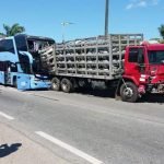 Acidente entre ônibus, caminhão e Hilux deixa dois mortos em Horizonte PLANTÃO POLICIAL