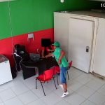 Ladrão invade loja e assalta recepcionista em Juazeiro do Norte, no Ceará PLANTÃO POLICIAL