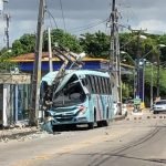 Motorista de ônibus tem mal súbito e bate veículo em poste no bairro Vila Peri em Fortaleza PLANTÃO POLICIAL