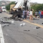 Dois morrem em acidente com caminhão da banda de Léo Santana, na Bahia PLANTÃO POLICIAL