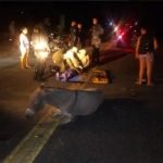 Irmãos são socorridos ao hospital após colidir com animal CE-060 em Quixeramobim QUIXERAMOBIM