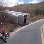 Freio de ônibus falha e veículo tomba na CE-241, em Alcântaras; passageiros ficam feridos PLANTÃO POLICIAL
