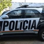 Polícia realiza prisão de dois homens por estarem ingerindo bebidas alcoólicas com um menor de idade em Senador Pompeu SERTÃO CENTRAL