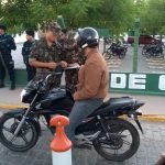 Foi mobiliado um Posto de Bloqueio e Controle de Vias Urbanas, tipo de operação em que o Exército realiza para Garantia da Lei e da Ordem (GLO). QUIXERAMOBIM