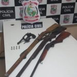 Homem é preso pela Polícia Civil com armas e documento falso em Senador Pompeu PLANTÃO POLICIAL