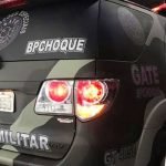 Viatura da Polícia Militar colide em árvore ao tentar iniciar perseguição em Quixadá QUIXADÁ