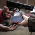 Mulher é assaltada e tem celular levado em frente a sua residência em Quixeramobim QUIXERAMOBIM