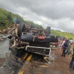Corpo de Bombeiros resgata duas pessoas com vida após acidente em Crateús PLANTÃO POLICIAL