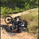 Motocicleta é incendiada em uma estrada carroçável no distrito de São Miguel em Quixeramobim QUIXERAMOBIM