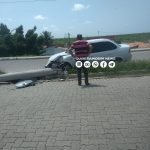 Veículo derruba poste em avenida principal da Vila São Paulo em Quixeramobim QUIXERAMOBIM