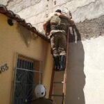 Corpo de Bombeiros resgata jovem em telhado na cidade de Tauá TEMA LIVRE