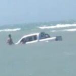 Veja o vídeo: Picape fica quase submersa no mar de Jericoacoara após turista tentar atravessar trecho TEMA LIVRE