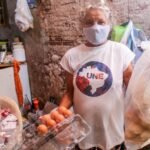 Mulheres alimentam famílias com restos de comida jogados no lixo TEMA LIVRE