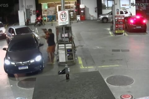 Cliente tenta furar fila em posto para abastecer veículo, não consegue e dá tapa em frentista em Fortaleza