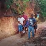 Família usa cadeira para transportar idosa de 91 anos em estrada de terra a caminho do hospital no interior do Ceará TEMA LIVRE