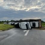 Caminhão cegonha que transportava carros tomba na BR-230 em Ipaumirim, no Ceará TEMA LIVRE