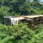 Ônibus escolar tomba e deixa alunos feridos em Sobral, no Ceará TEMA LIVRE