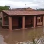 Veja o Vídeo: Após chuva de 120 mm, parede de um açude rompe em Cariús, e casas ficam alagadas TEMA LIVRE