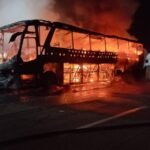 Veja o vídeo: Passageiro fuma em banheiro e causa incêndio em ônibus de viagem em Pindoretama, no CE, diz empresa TEMA LIVRE