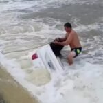 Carro de empresa que presta serviço para a Enel cai em rio ao ser arrastado por correnteza no Ceará TEMA LIVRE