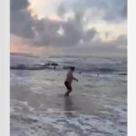 Empresário tem caminhonete furtada e encontra veículo atolado no mar em praia do Ceará