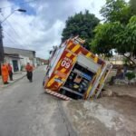 Caminhão dos bombeiros afunda em buraco quando seguia para ocorrência de ataque de abelhas, em Fortaleza TEMA LIVRE