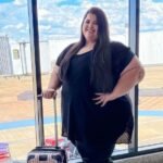 Modelo plus size brasileira impedida de embarcar em voo por ‘ser gorda’ consegue seguir viagem TEMA LIVRE