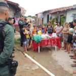 Viatura da PM entrega brinquedos e é recebida em clima de festa em Iguatu TEMA LIVRE