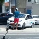 Pedestre fica na frente de veículo e impede que taxista dirija sobre canteiro central em Caucaia TEMA LIVRE