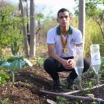 Aluno do Ceará cria sistema de irrigação com garrafas, muda trabalho no campo e ganha prêmio científico TEMA LIVRE