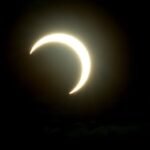 “Quixeramobim em Sintonia Celestial: Multidões se Reúnem para Presenciar o Eclipse Solar” QUIXERAMOBIM
